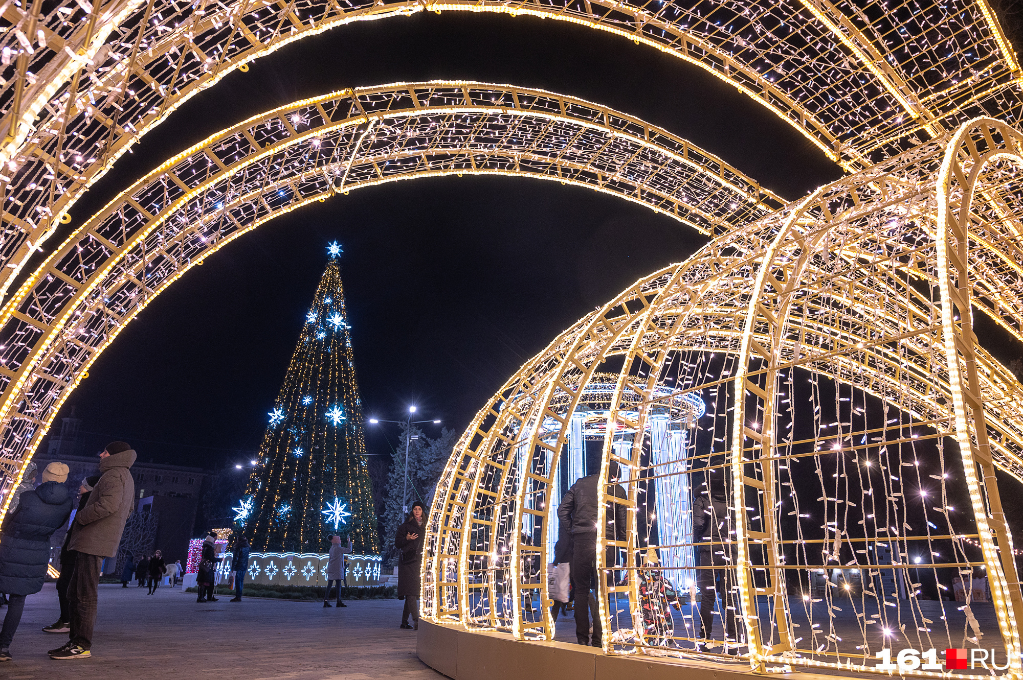 Елочка ростов. Новогодняя улица. Новогодние украшения города Ростова. Как выглядит новый год. Ростов 2022 декабрь елка.