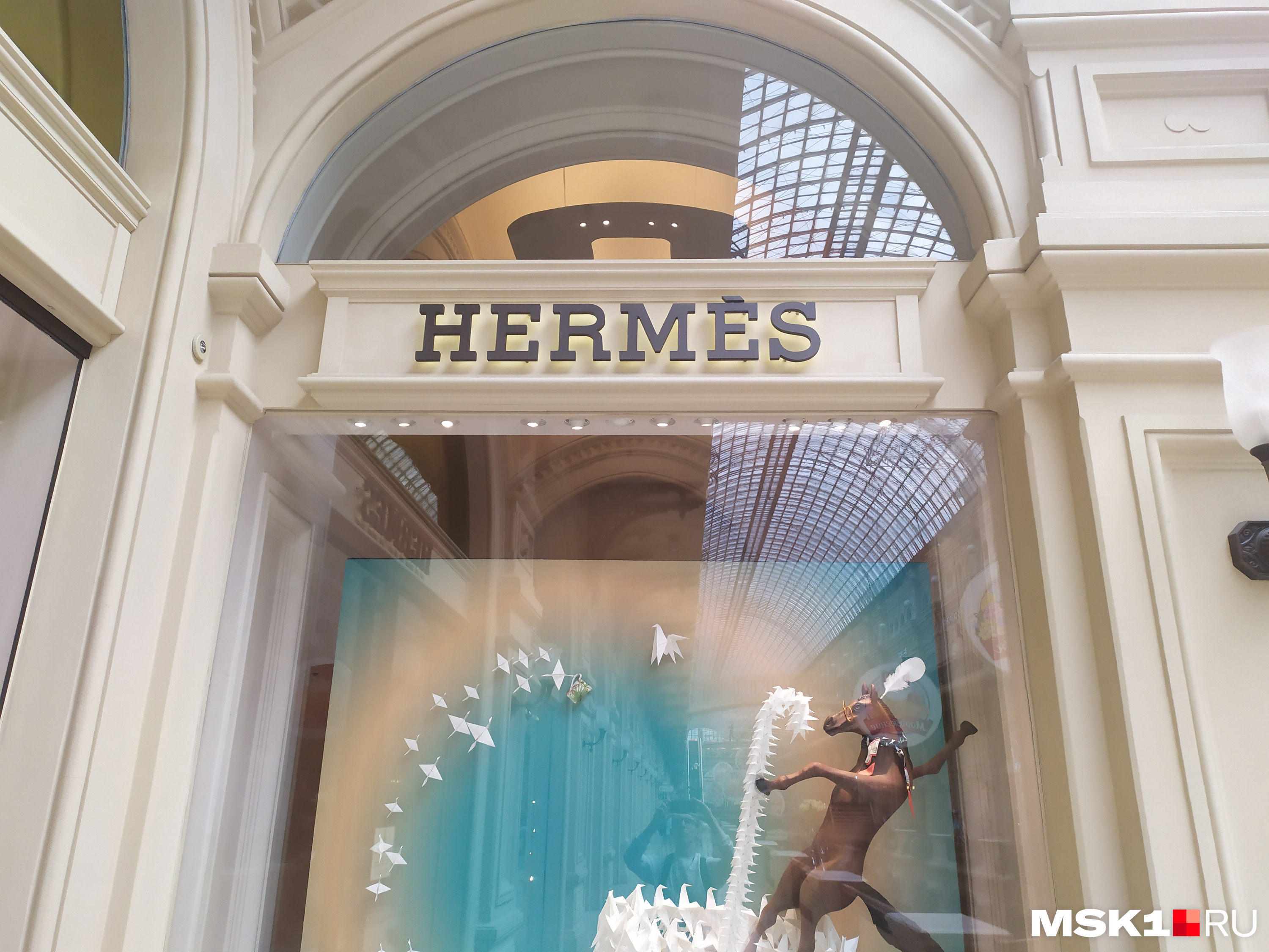 Оформление Hermes не уступает другим салонам в ГУМе