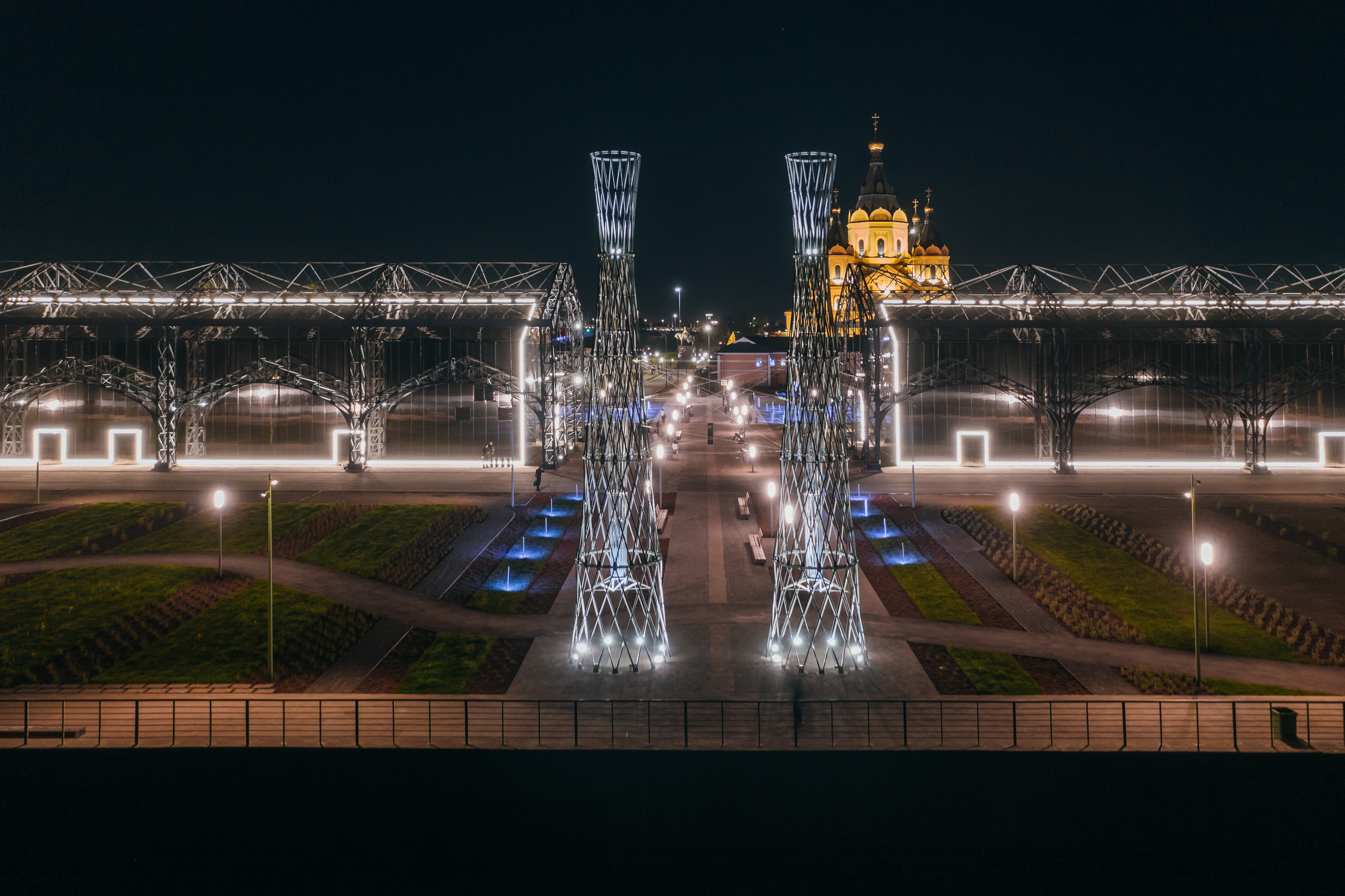 Пакгаузы нижний новгород. Пакгаузам на стрелке Нижний Новгород осень. Пакгаузы на стрелке. Стрелка Нижний Новгород пакгаузы. Шуховские башни в Нижнем Новгороде на стрелке.