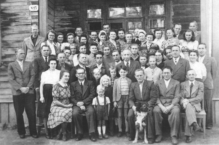 Жили и держались немецкие семьи обособленно. Самому старшему из приехавших из Германии специалистов было <nobr class="_">65 лет</nobr>, а самому младшему — 20 Жили и держались немецкие семьи обособленно. Самому старшему из приехавших из Германии специалистов было <nobr class="_">65 лет</nobr>, а самому младшему — 20