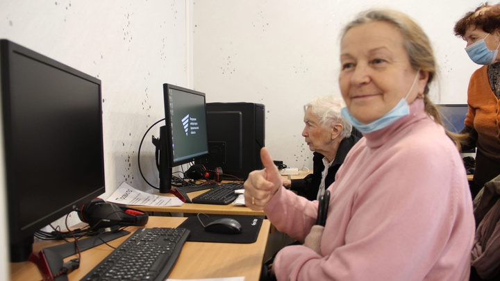 Самому старшему — 92 года: бабушки и дедушки Архангельска учатся противостоять кибермошенникам