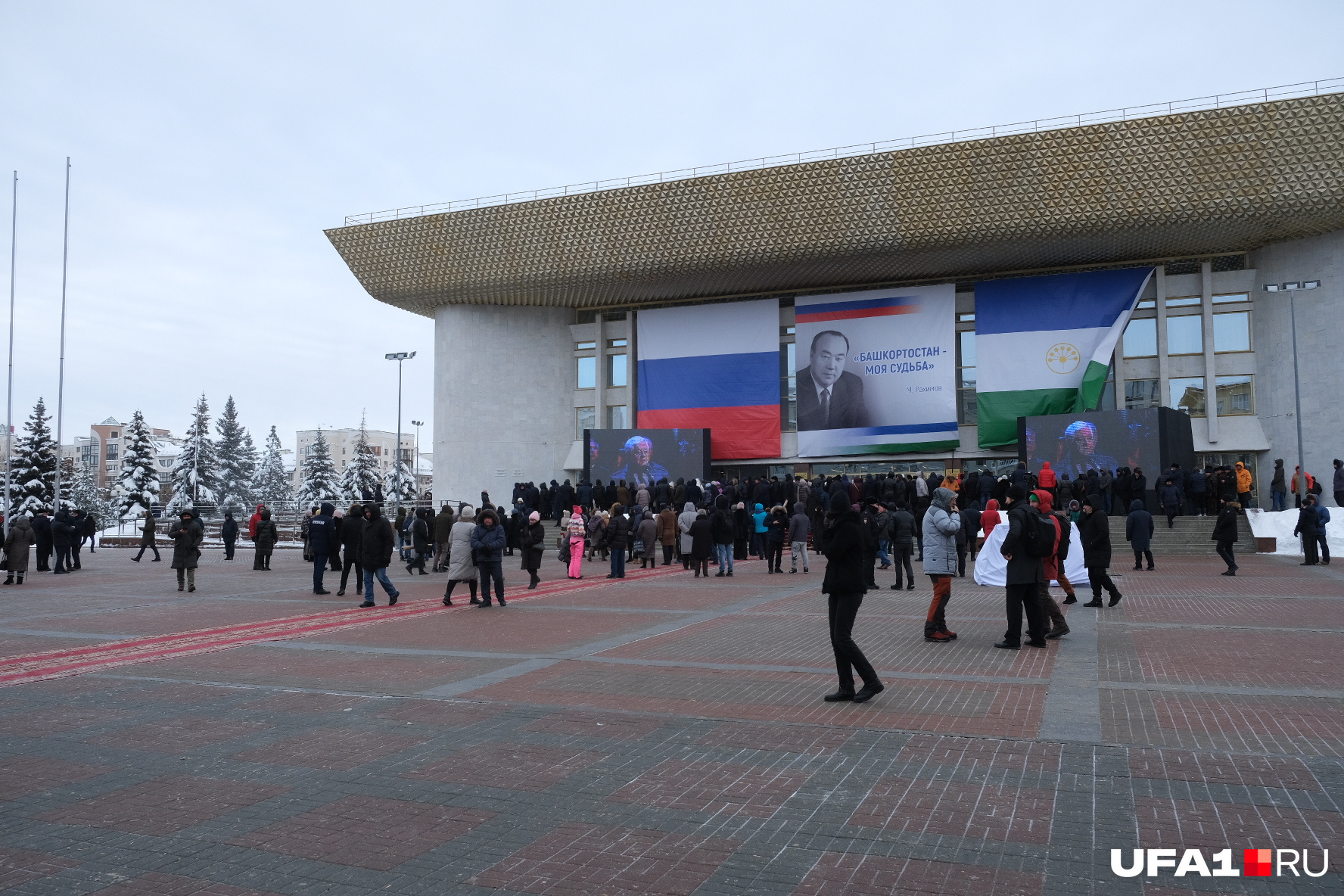 Огромное количество людей скопилось возле закрытых дверей