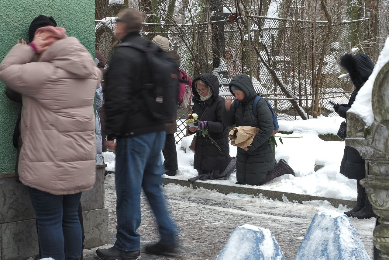 На коленях в снегу. В День памяти Ксении Петербургской к часовне на Смоленском кладбище выстроилась очередь