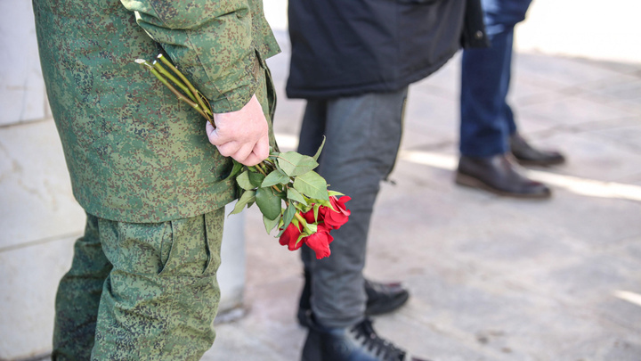«Все жители ждут его» — Маккавеево простится с погибшим на Украине военным в Доме культуры