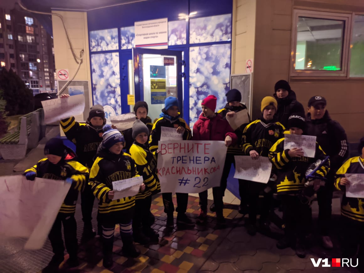 Родители уверяют — заявления об отчислении из школы написали уже 40 человек Родители уверяют — заявления об отчислении из школы написали уже 40 человек