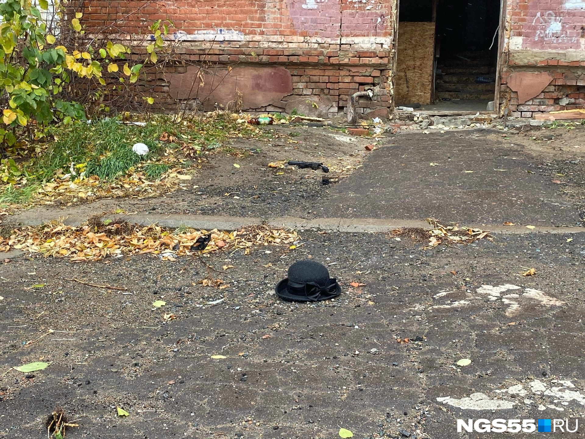 Вот такая одинокая шляпка лежит возле одного из разрушенных подъездов пятиэтажки. Интересно, забыли или специально оставили на память?