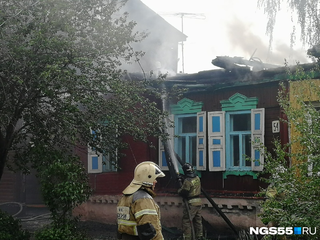 На одном из домов сгорела крыша На одном из домов сгорела крыша