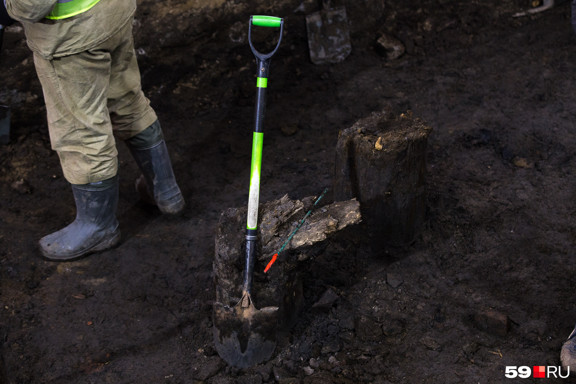 Археологи используют саперные лопаты