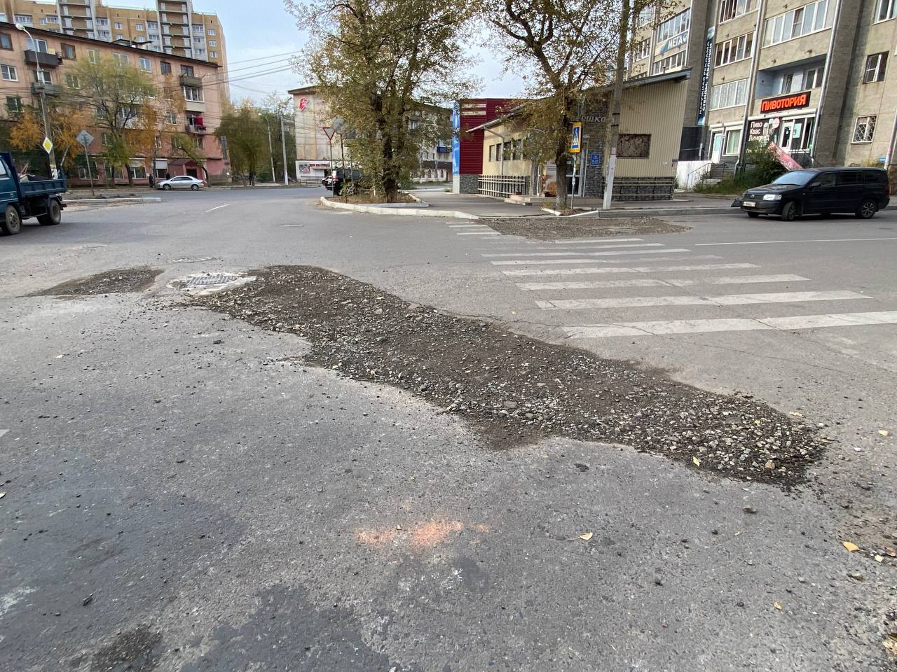 Провал асфальта на перекрестке Кастринская — Анохина в Чите снова устранили