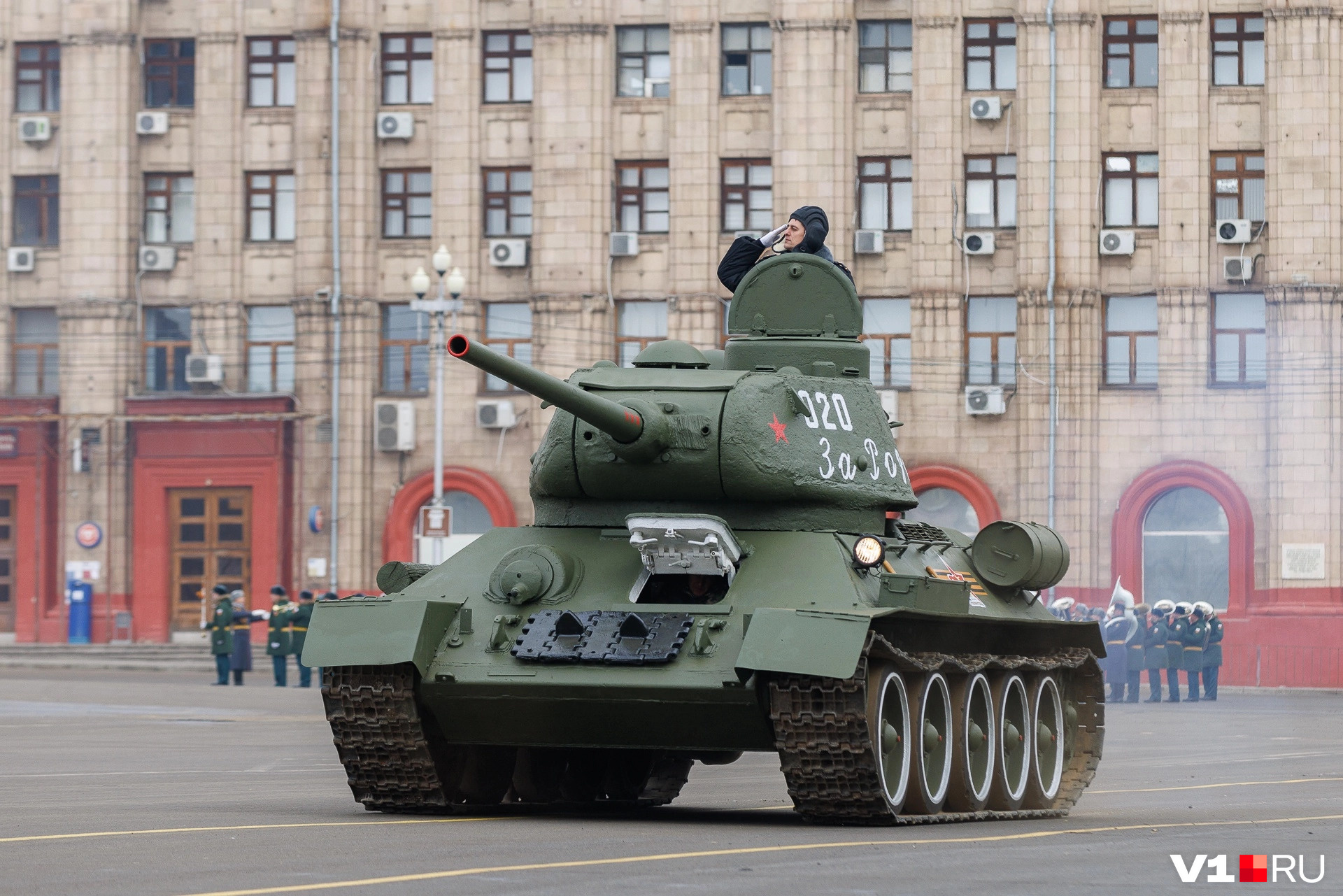 Военная техника — регулярный участник праздничных и памятных парадов в Волгограде