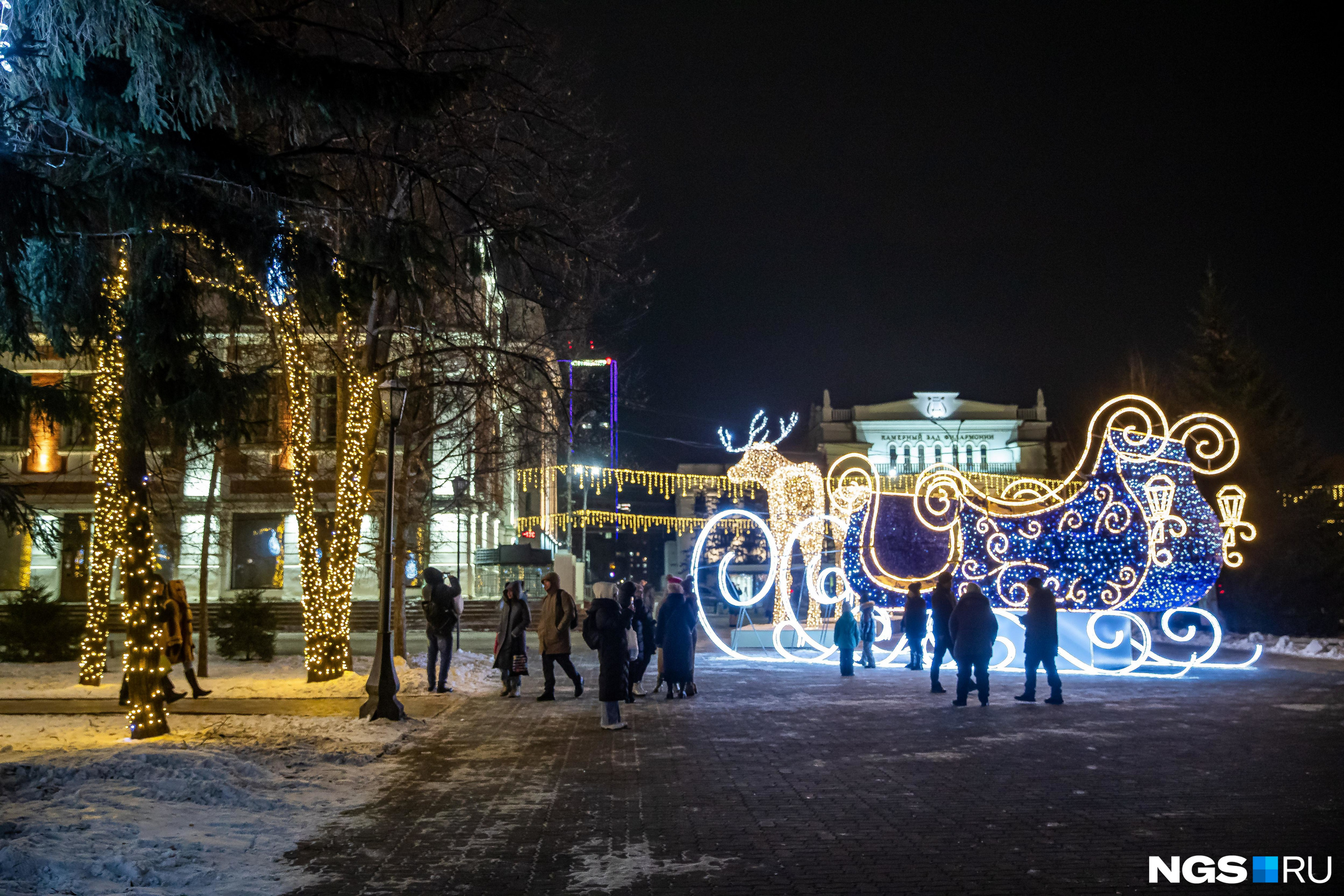 В центре Новосибирска включили новогоднюю иллюминацию — 8 сказочных фото