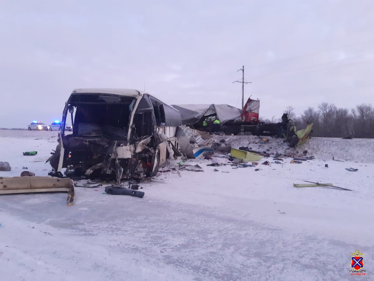 Фуру разорвало в ДТП с цистерной и автобусом в Волгоградской области. Пострадали 9 человек