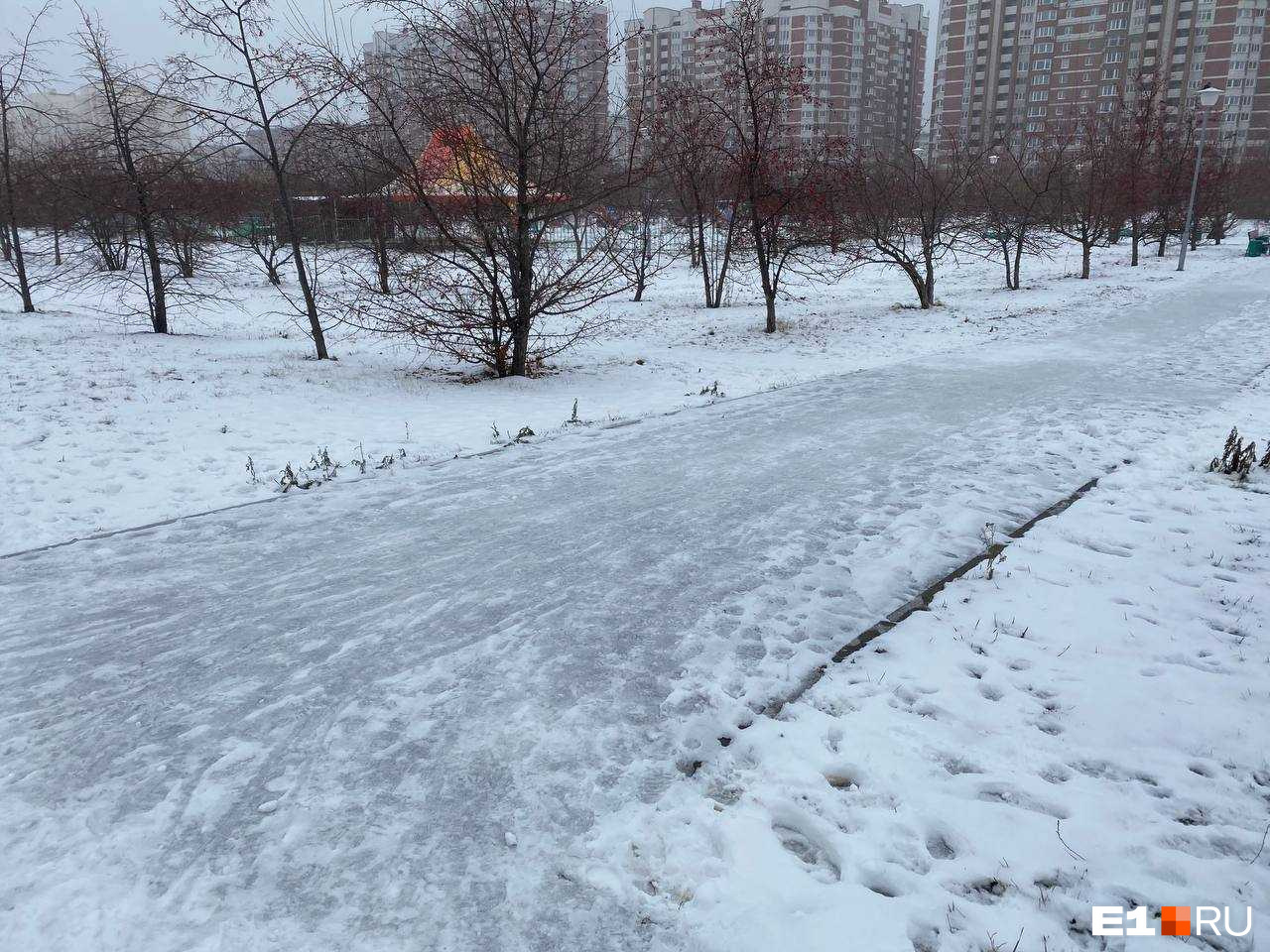 Зима пришла неожиданно: екатеринбуржцы пожаловались на обледеневшие тротуары