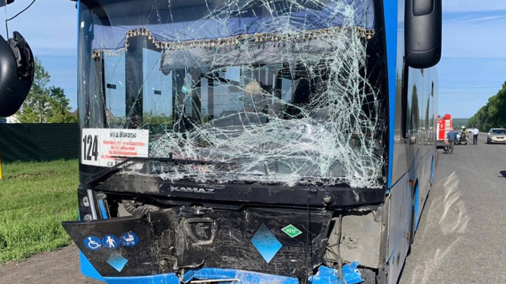 Под Кемеровом произошло серьезное ДТП с автобусом. Один человек погиб, минимум 5 пострадали