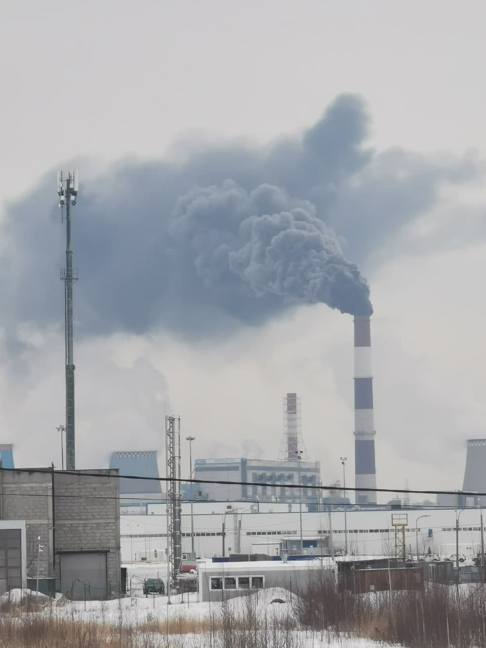 Труба ТЭЦ прорезала небо чёрным дымом на юго-востоке Петербурга. Горожане в  недоумении, у энергетиков всё по плану - 15 февраля 2022 - ФОНТАНКА.ру