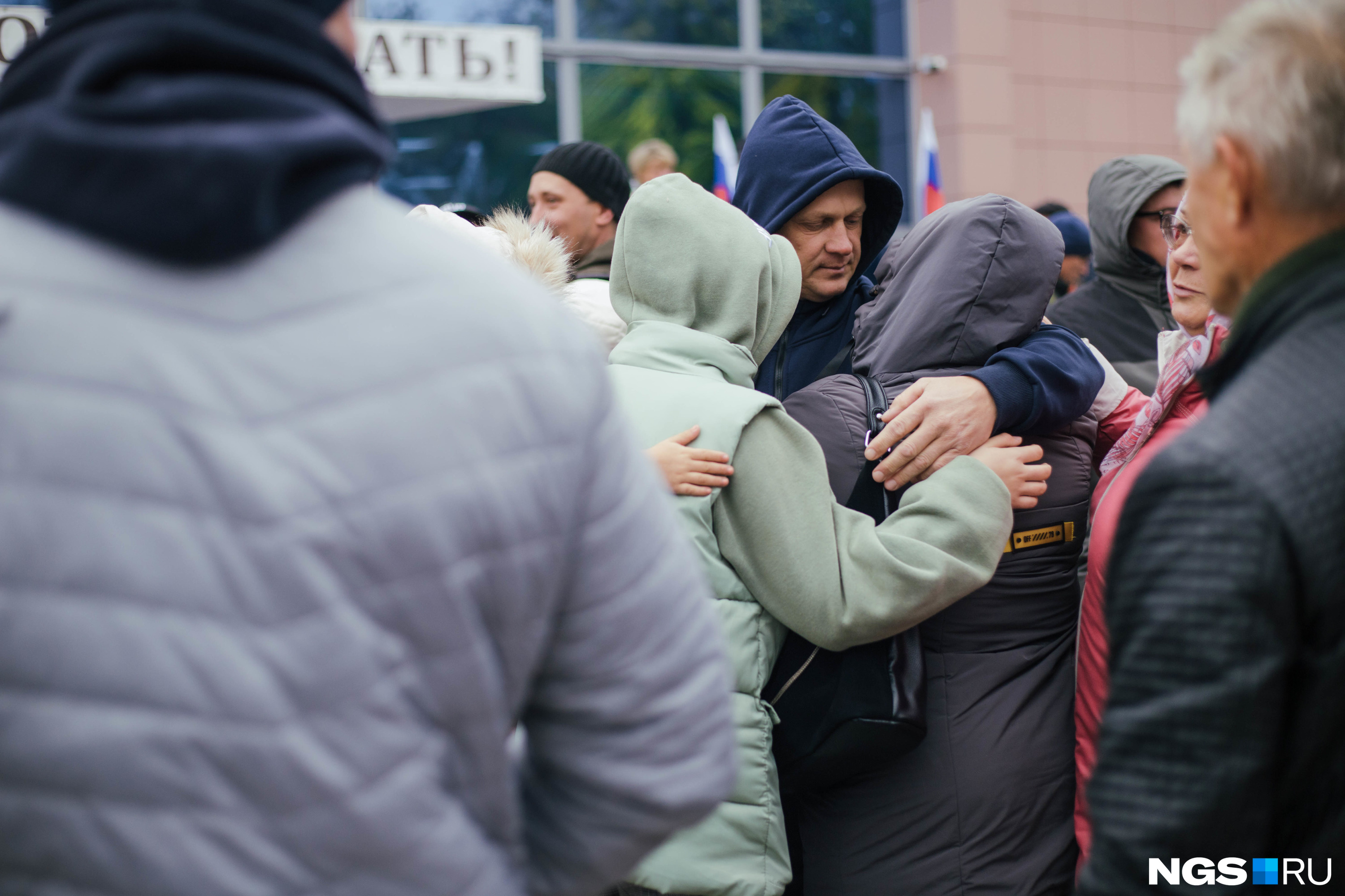 Прощаться к Дому культуры пришли семьями Прощаться к Дому культуры пришли семьями