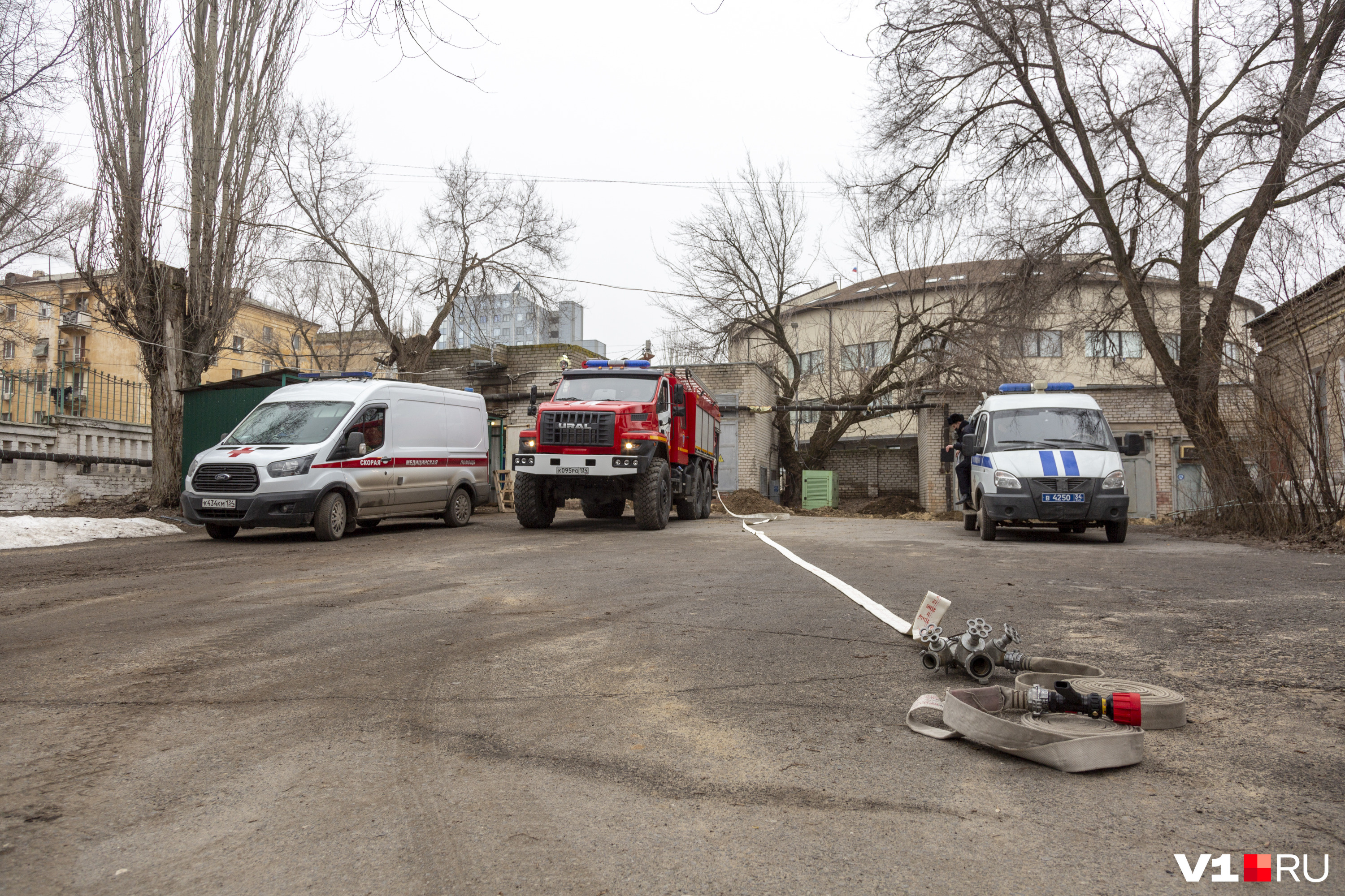 К больнице стянулись экстренные службы К больнице стянулись экстренные службы