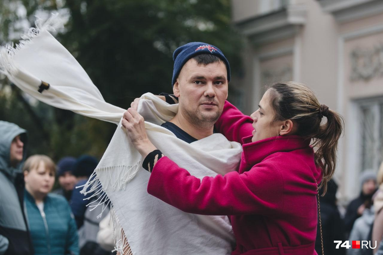 Русские женщины — это напоследок снять с себя шарф и укутать любимого мужчину, чтобы не замерз
