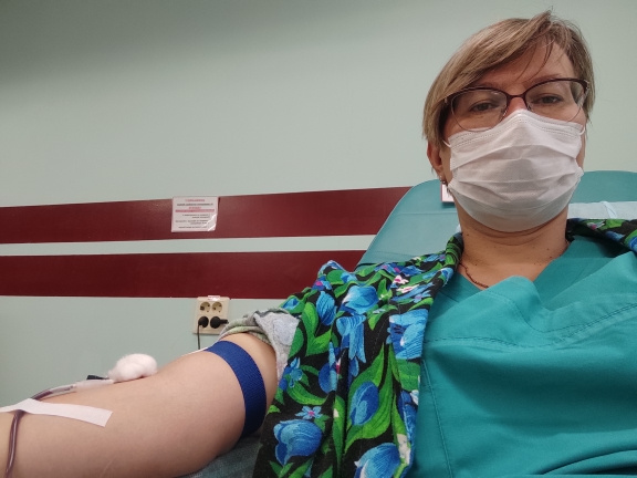 Татьяна не только спасает тюменцев как доктор. Еще она пополняет банк крови на местной станции переливания, охотно становясь донором