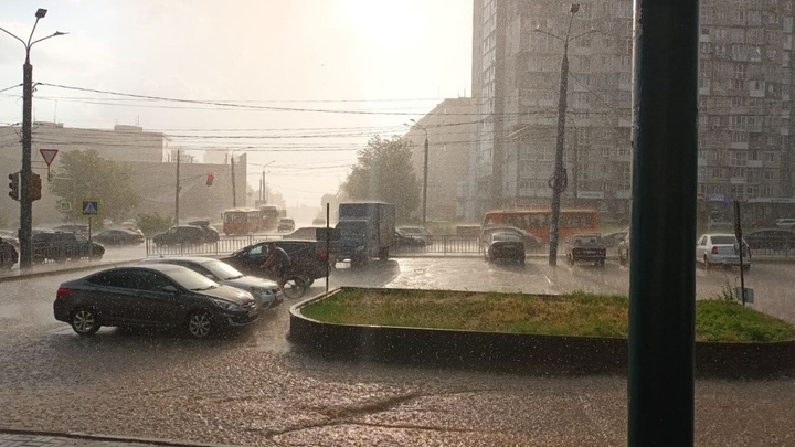 Нижегородцы сообщили о сильном ливне в разных районах города