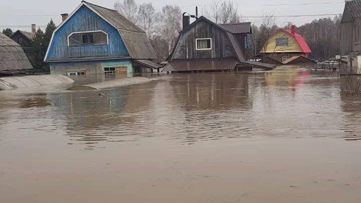 Уровень воды снизился в реке Кондома, затопившей поселки в Кузбассе