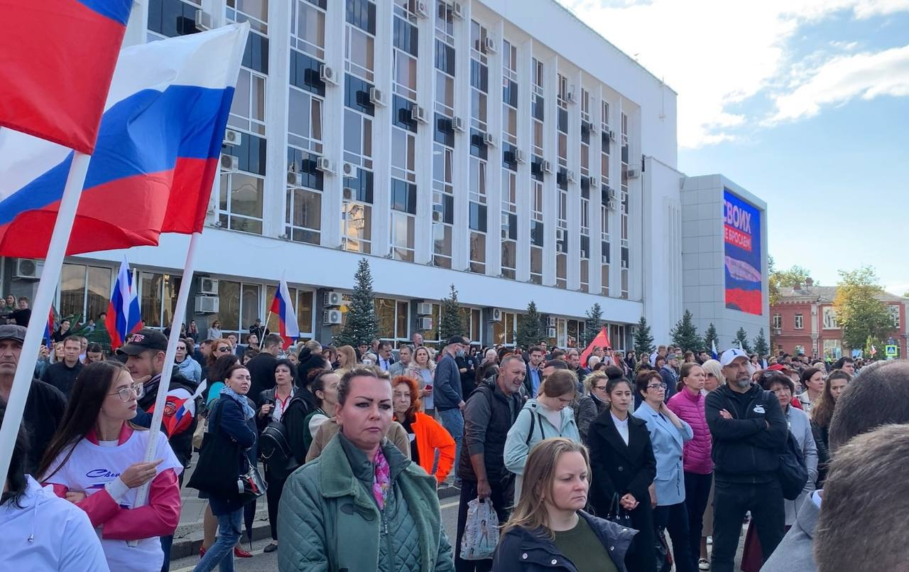 На площади перед мэрией города были как районные бюджетники, так и городские На площади перед мэрией города были как районные бюджетники, так и городские