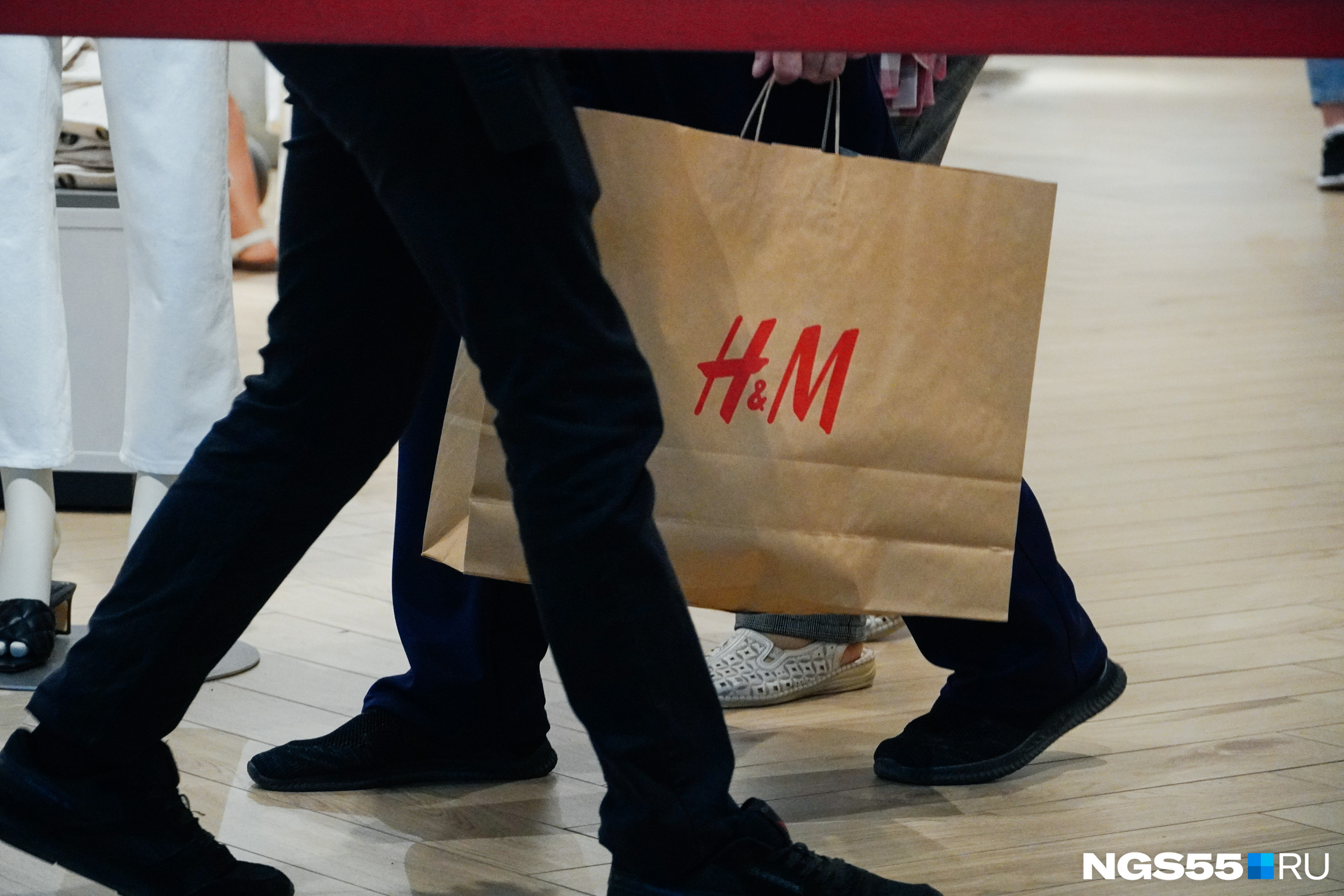 Одна из омичек, пришедшая в H&M примерно в 20:30, рассказала, что людей не хотели пускать. Администратор магазина заявила, что на это время больше нельзя пройти в магазин. Однако через 20 минут проход возобновили снова