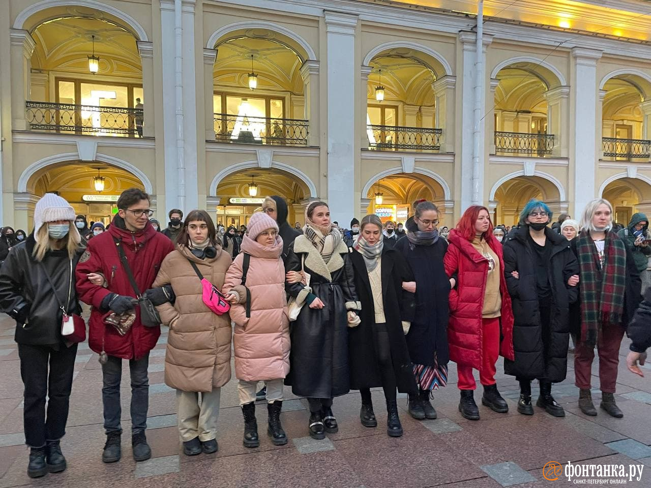 В Петербурге начались задержания на антивоенной акции - 24 февраля 2022 -  ФОНТАНКА.ру