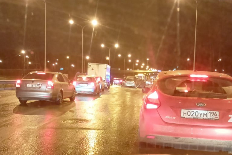 Вместо дороги — каток. На Московской, где прорвало трубу, машины массово врезаются друг в друга
