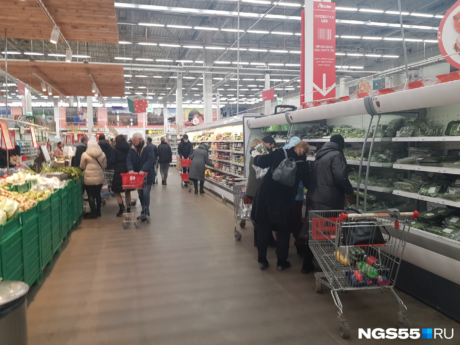Едва пустеет одна полка, как сотрудники магазина везут туда тележку с добавкой Едва пустеет одна полка, как сотрудники магазина везут туда тележку с добавкой