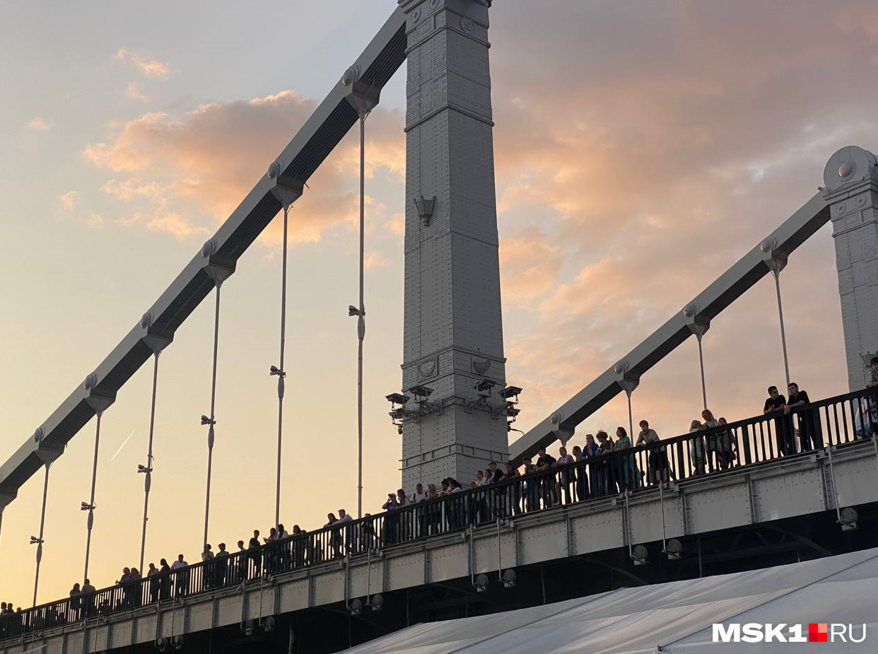 Те, кто не успел купить билеты, слушают музыкантов с Крымского моста