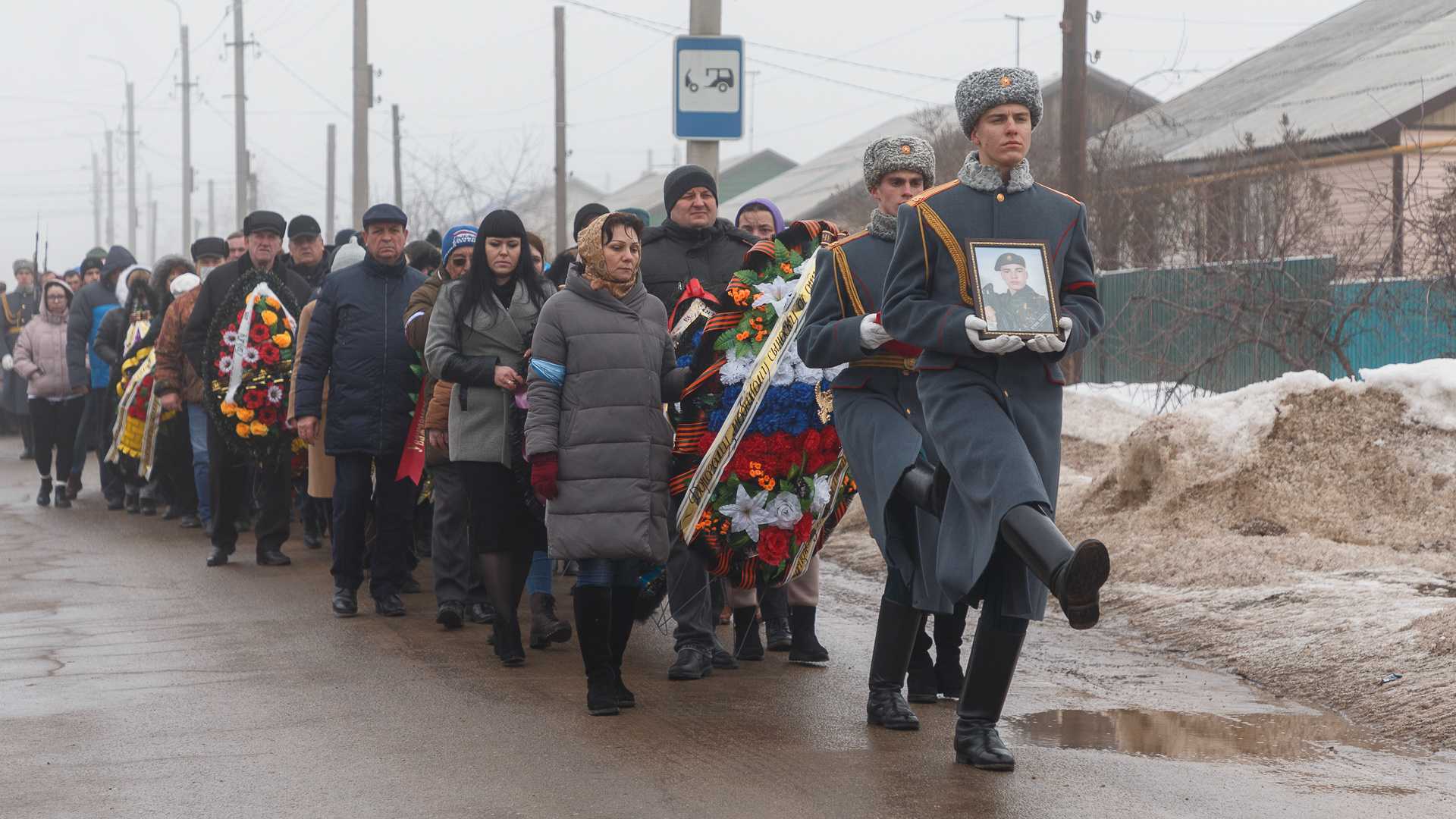 Сколько погибших на украине кировской области. Прощание с погибшими на Украине 2022 Волгоград. Похороны погибших в спецоперации на Украине.