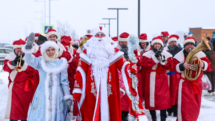 Пандемия нипочем: как в Уфе прошел парад Дедов Морозов