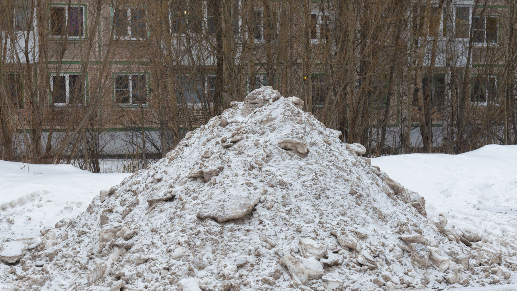 Всюду снежные пирамиды: смотрите, как убирают от снега улицы Архангельска