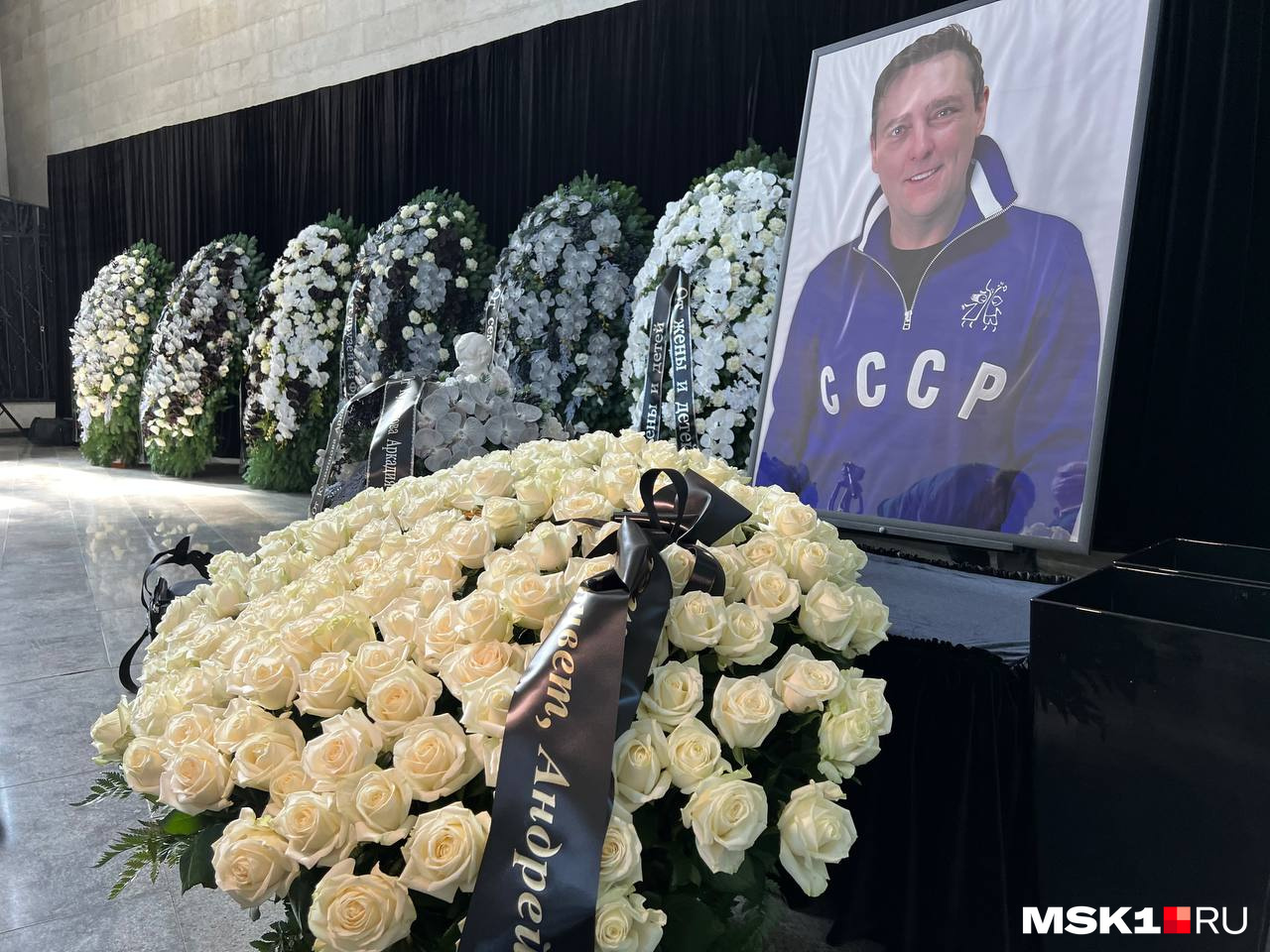 В траурном зале стояли огромные портреты Юрия Шатунова в окружении букетов из белых роз