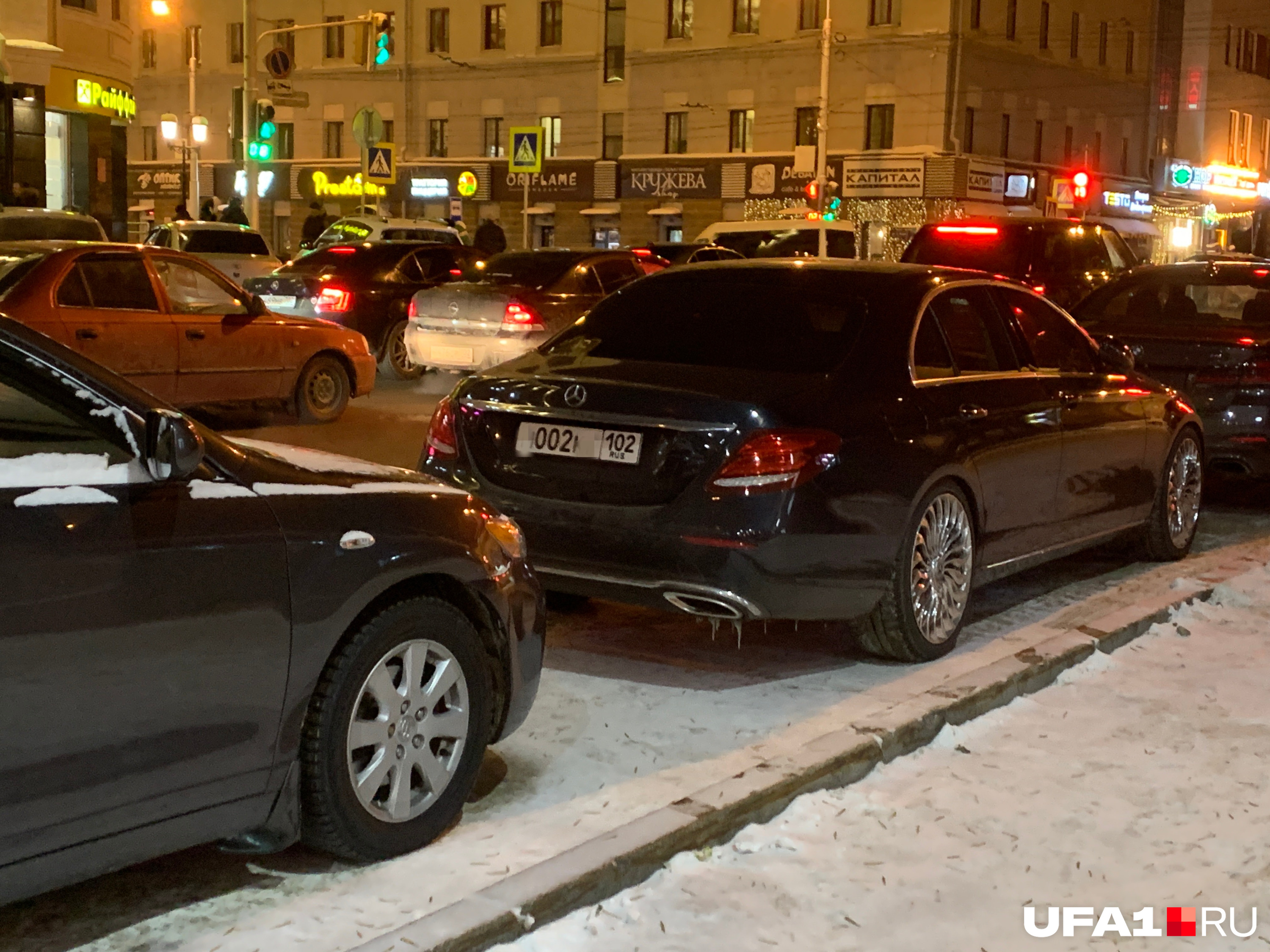 Стоит такой автомобиль от 1 до 5 миллионов рублей