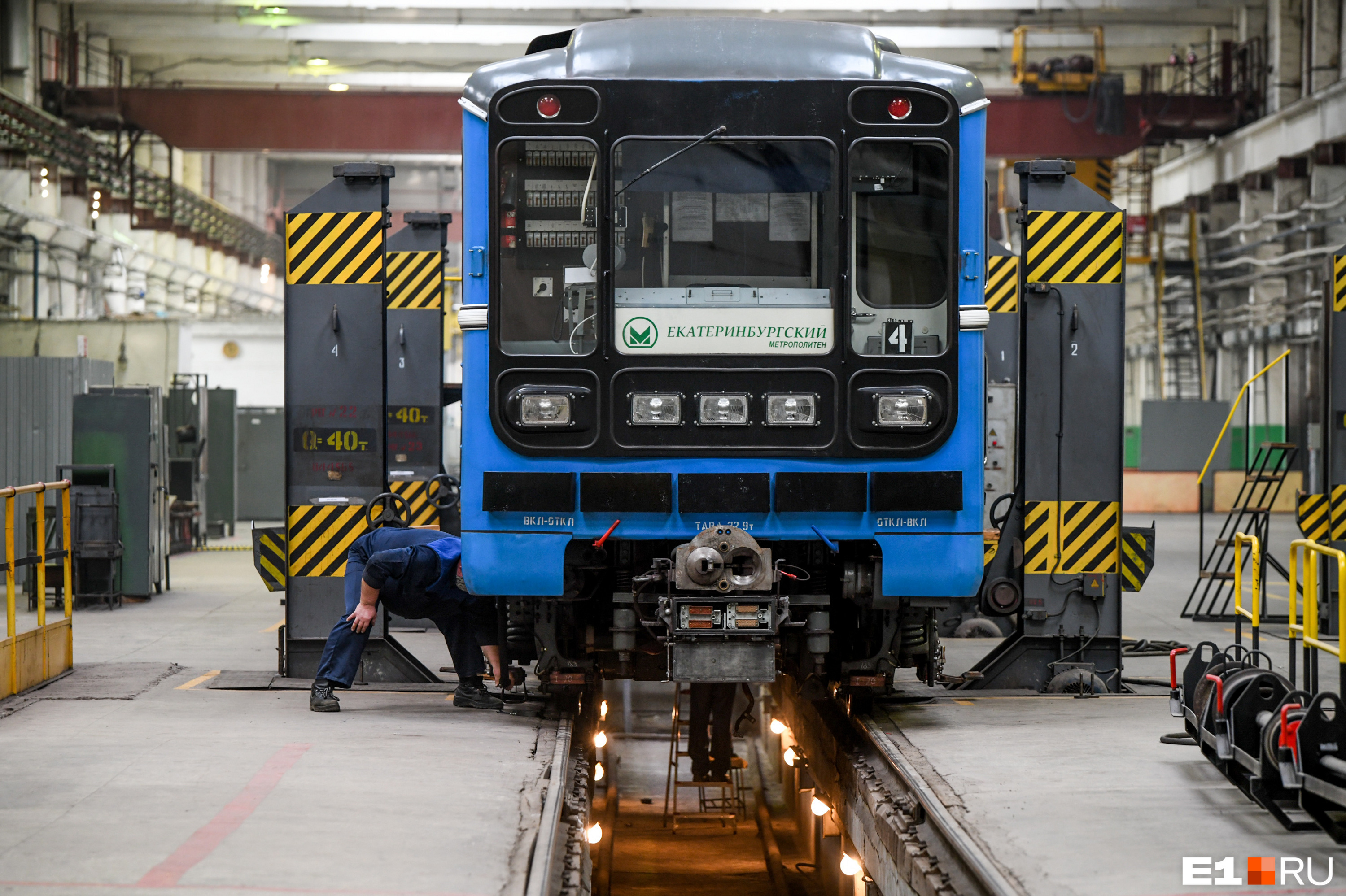 Два поезда екатеринбургского метро перестали возить пассажиров