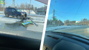 На въезде в Академгородок автомобиль снес знак пешеходного перехода — фото с места ДТП