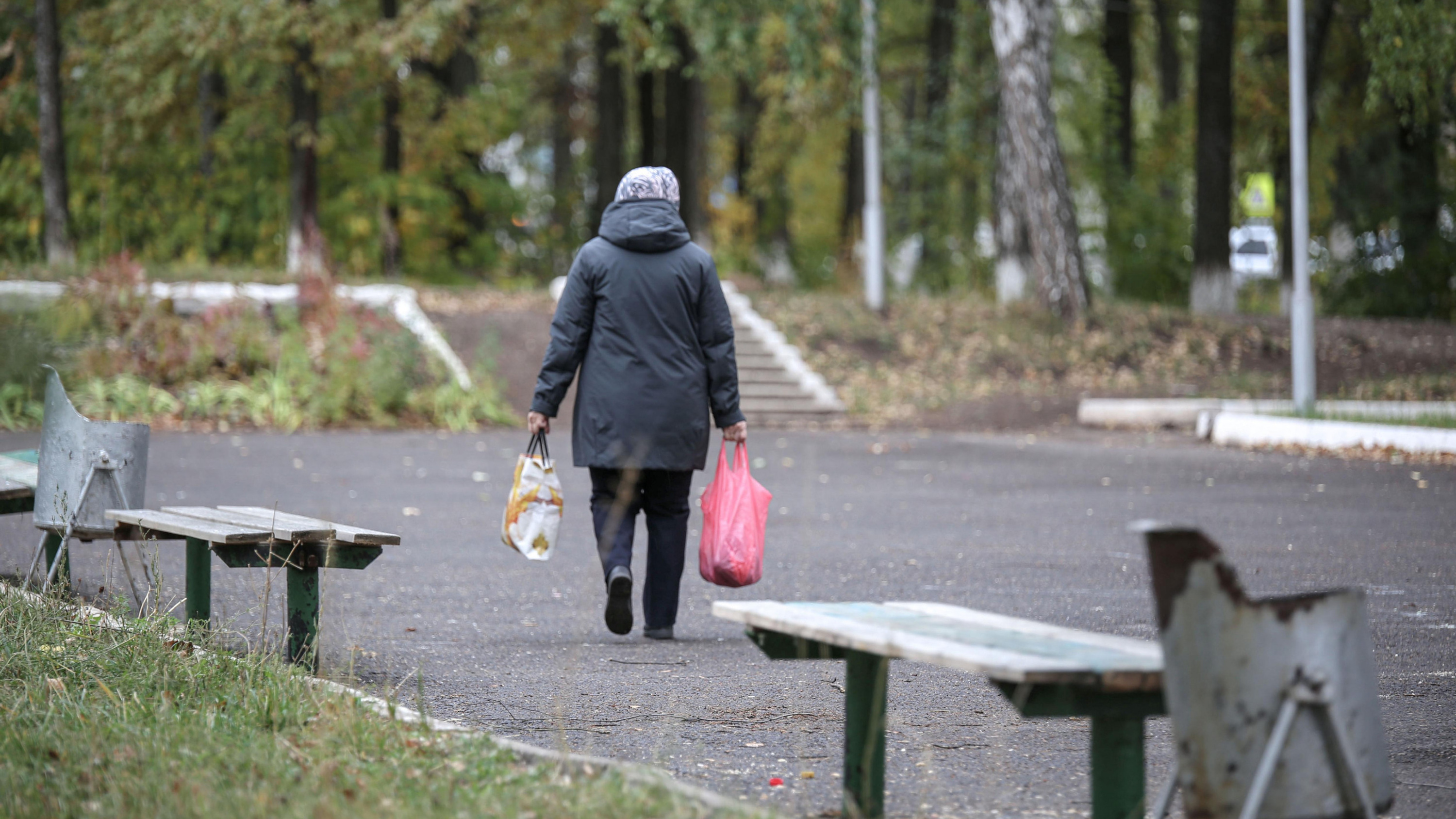 На еду тратит пять тысяч рублей и три — на сигареты. Как (вы)живает на пенсию одинокая старушка