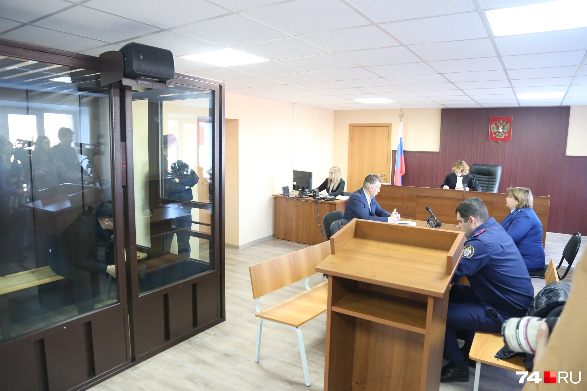 Заседание длилось всего 20 минут. Ни одна из сторон подробностей озвучивать не стала, все были лаконичны Заседание длилось всего 20 минут. Ни одна из сторон подробностей озвучивать не стала, все были лаконичны