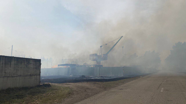 В поселке под Минусинском из-за пала травы загорелся лес — на помощь направили пожарный поезд