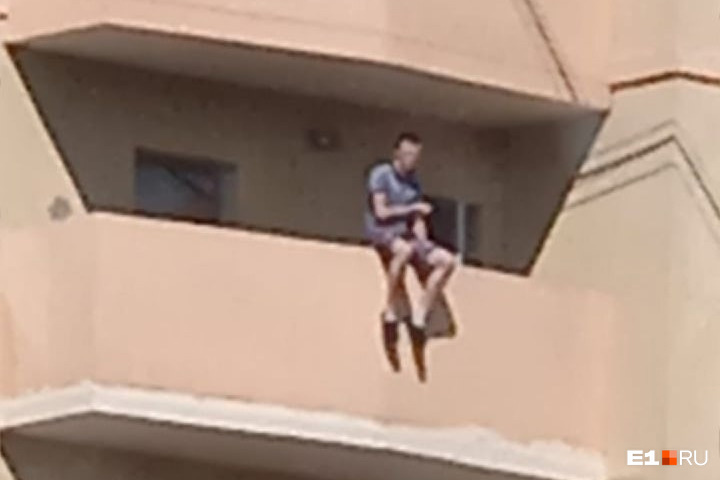 Сидящего на балконе Никиту сфотографировали соседи