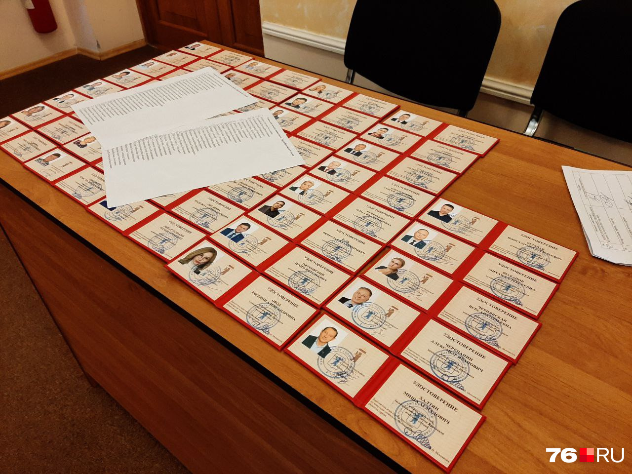 Удостоверения 38 победивших на выборах депутатов Удостоверения 38 победивших на выборах депутатов