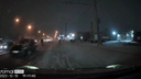 Машины едут по встречке, люди бегут по дороге: на Затулинке в Новосибирске заметили толпу с битами — видео