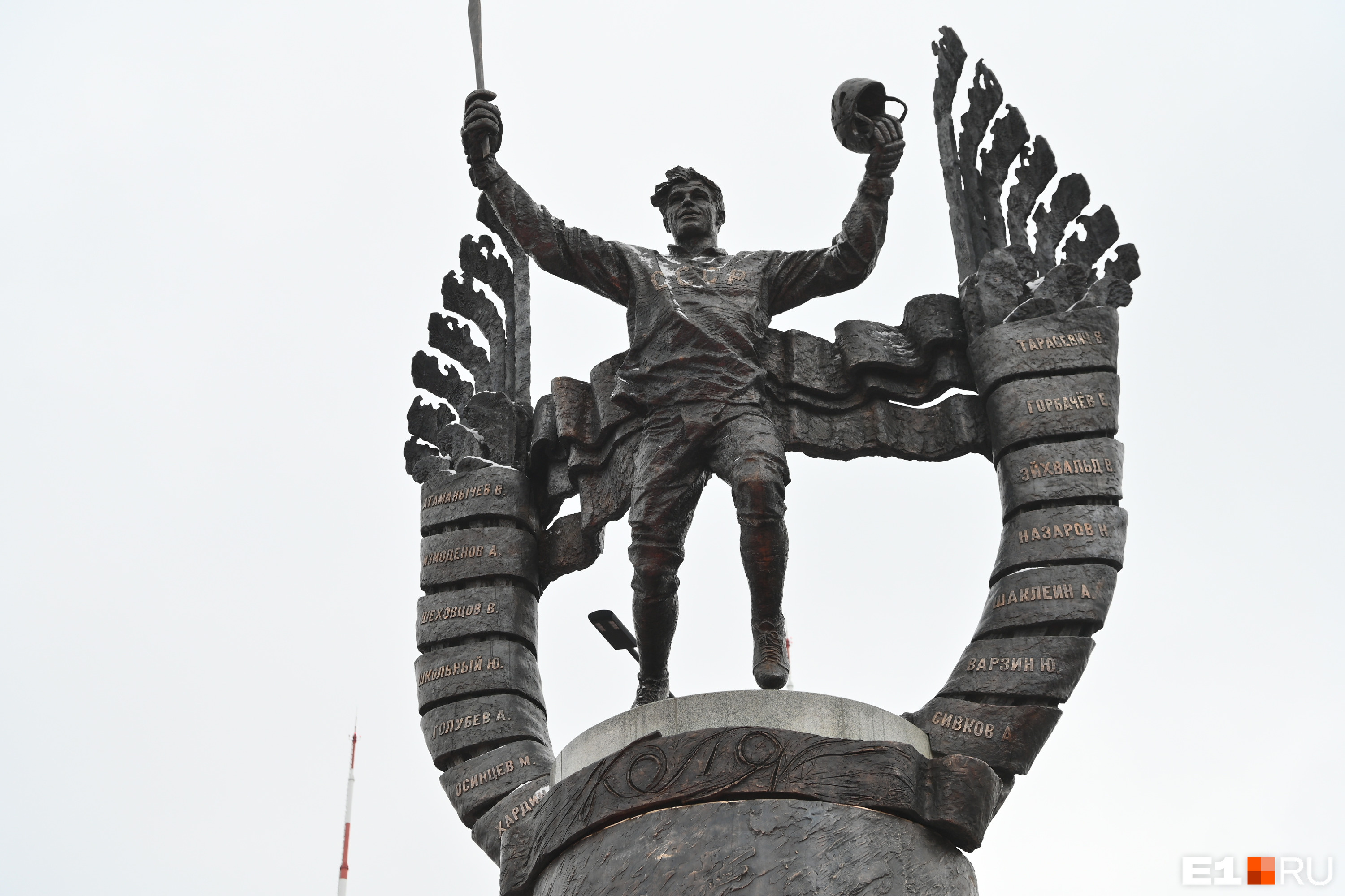 Не смог сдержать слез. В Екатеринбурге открыли памятник великому хоккеисту: трогательный репортаж