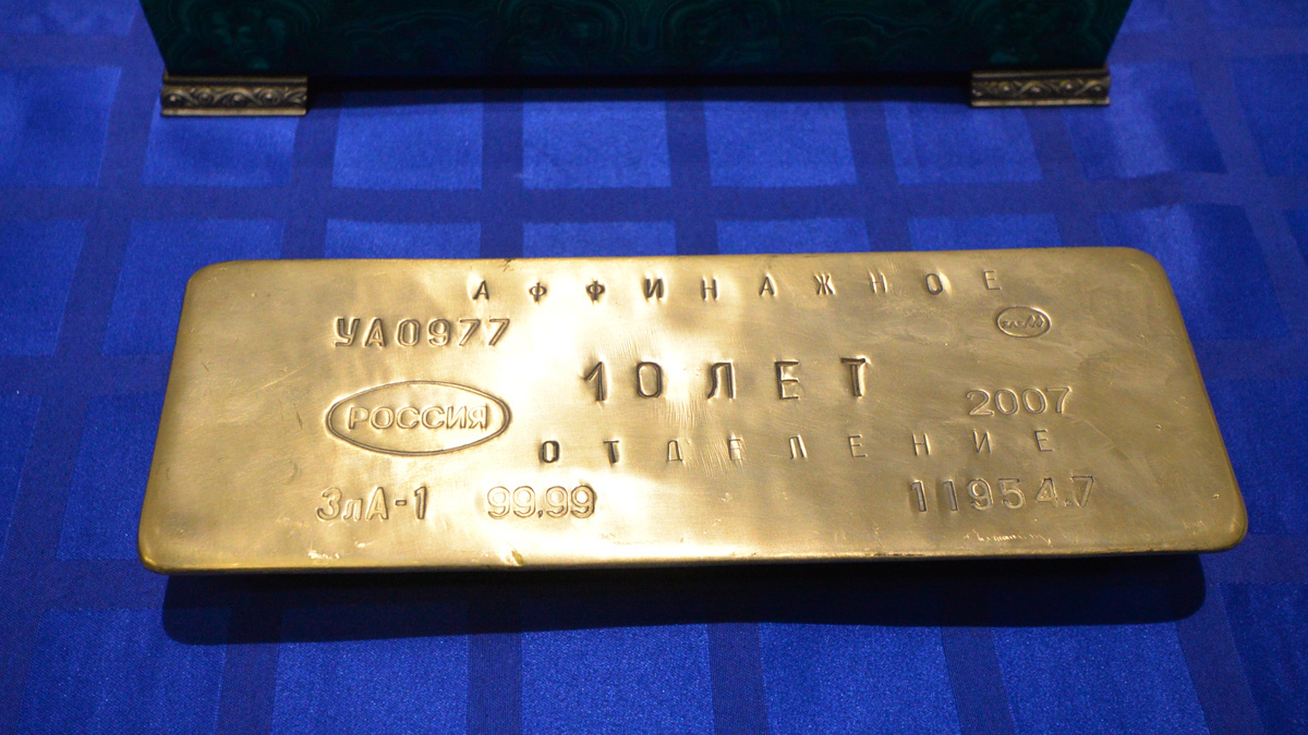 «Это обуза, а не актив». Экономист — о том, почему сотни тысяч золотых слитков в хранилищах ЦБ могут не спасти рубль