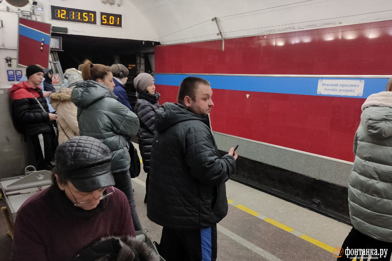 Пассажиры метро: В сторону Купчино едут не все поезда, из некоторых людей высаживают на «Невском»