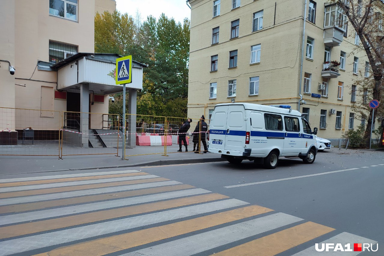 Перед военкоматом серьезная охрана