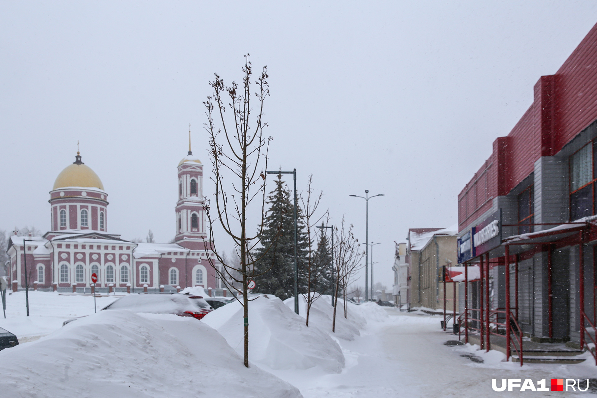 Свято-Троицкий собор в центре Бирска видно отовсюду Свято-Троицкий собор в центре Бирска видно отовсюду