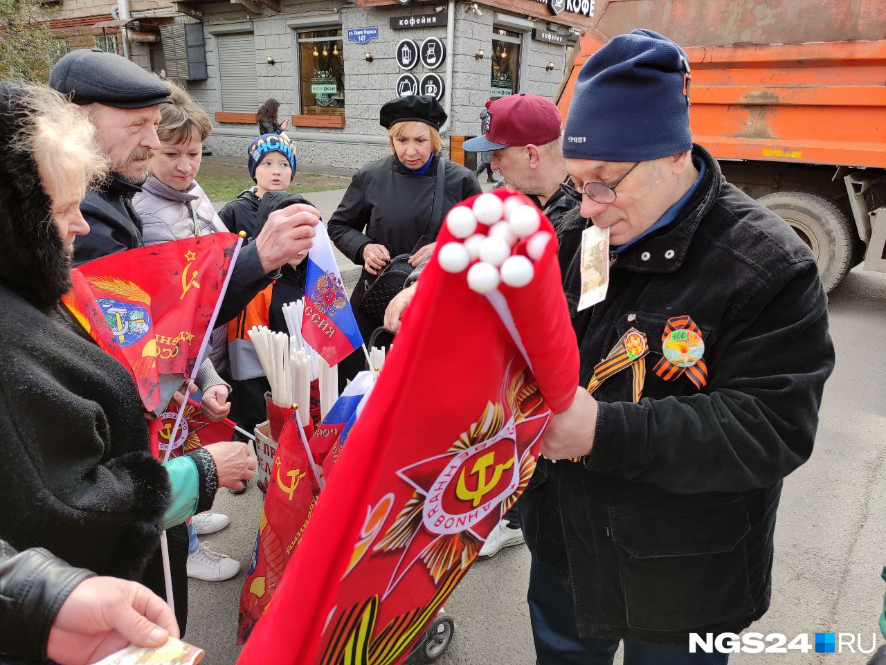 На улицах вместе с праздником началась и бойкая торговля флажками. Их продают за 50–100 рублей. Судя по кадрам, желающих немало